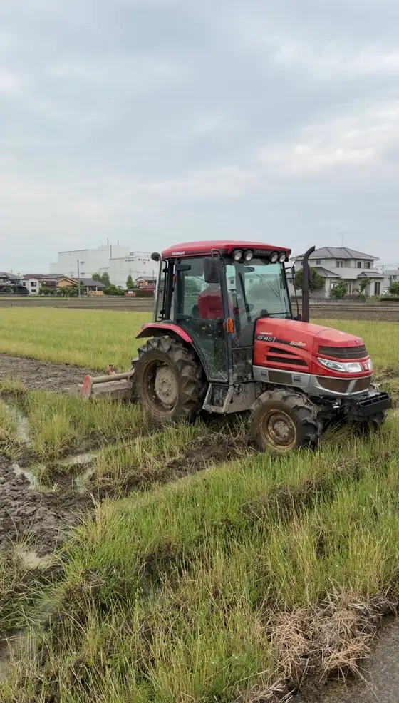 トラクターで田んぼを耕す様子(埼玉県川越市)
